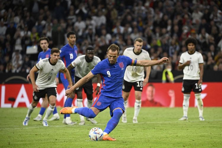 Harry Kane saat hendak menendang penalti dalam pertandingan Jerman vs Inggris pada fase grup UEFA Nations League 2022 di Allianz Arena, Rabu (8/6/2022) dini hari WIB. 