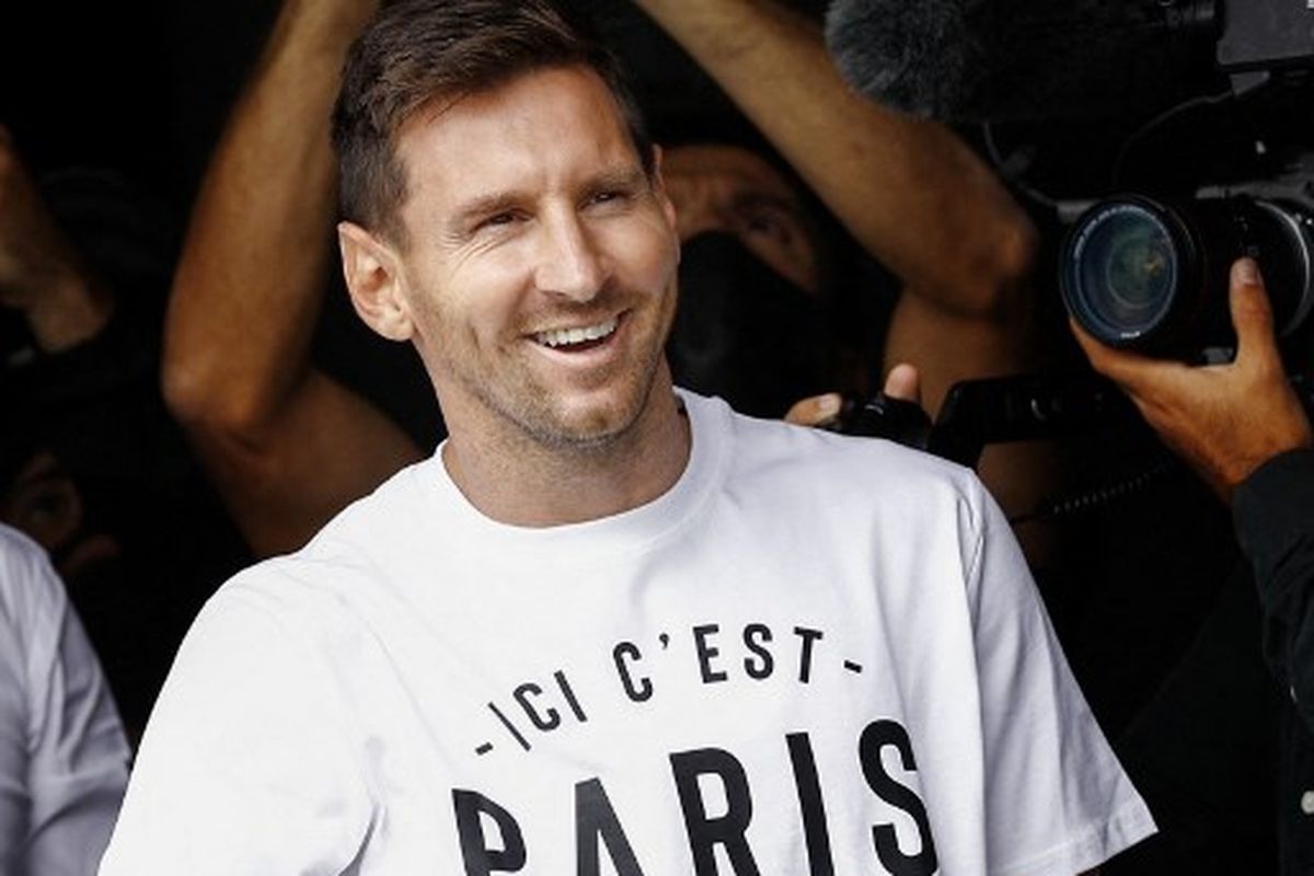 Lionel Messi ketika menyapa penggemar PSG di Bandara Le Bourget, Paris, Perancis, pada Selasa (10/8/2021) waktu setempat.