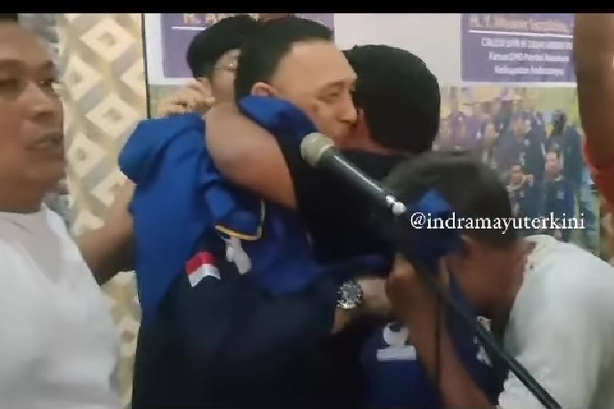 Kader Partai Nasdem di Indramayu, Jawa Barat, mencopot sejumlah atribut Partai Nasdem.