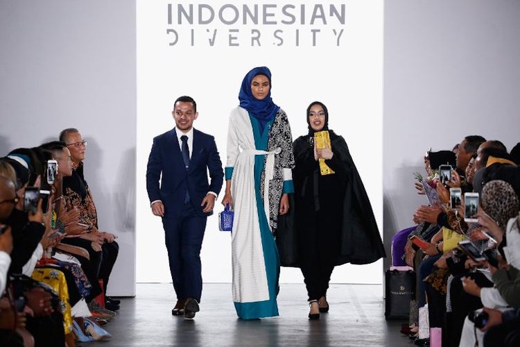 Seorang model berjalan di runway memakai busana Vivi Zubedi SS18 dan handbag Doris Dorothea dalam gelaran Indonesian Diversity fashion show dalam New York Fashion Week di The Gallery at The Dream Downtown Hotel, 7 September  2017.   