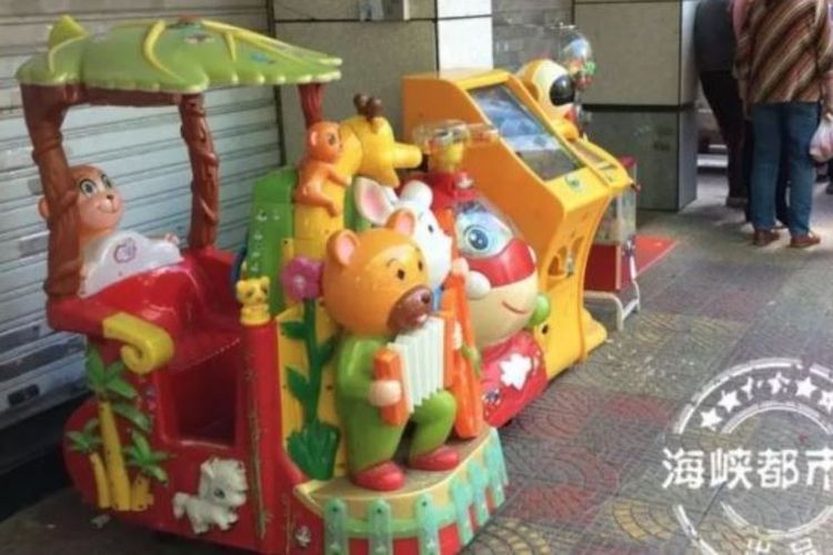 Mesin permainan anak-anak yang dapat ditungganggi dan dioperasikan dengan koin masih banyak ditemui di China.