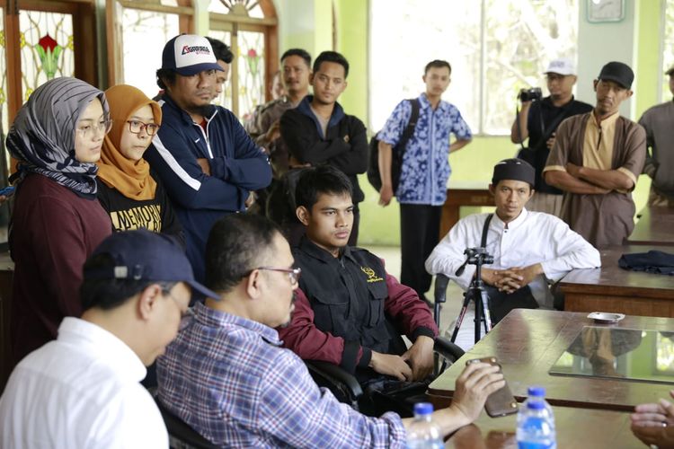 Suasana mediasi saat didatangi sejumlah ormas di Gd. Marabunta Kota Lama Semarang, Minggu (17/9)