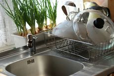 10 Hal yang Sebaiknya Tidak Disimpan di Bawah Bak Cuci Piring