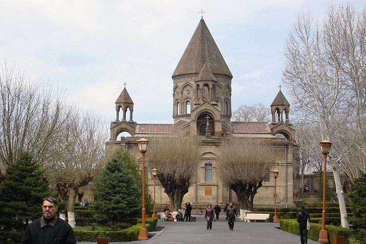 Katedral Etchmiadzin di Armenia.