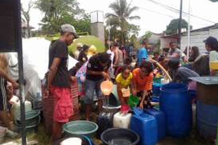 Warga di kawasan Galunggung Kecamatan Sirimau Ambon berebutan untuk emndapatkan air berish, Rabu (27/4/2016)