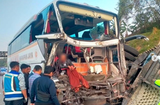 Sopir Mengantuk, Bus Harapan Jaya Tabrak Truk di Tol Batang-Semarang