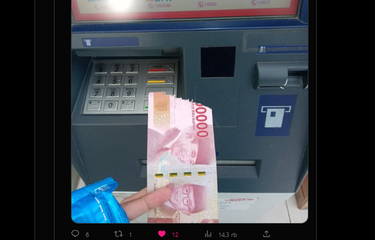 Wargenat dapat uang sobek dari mesin ATM.