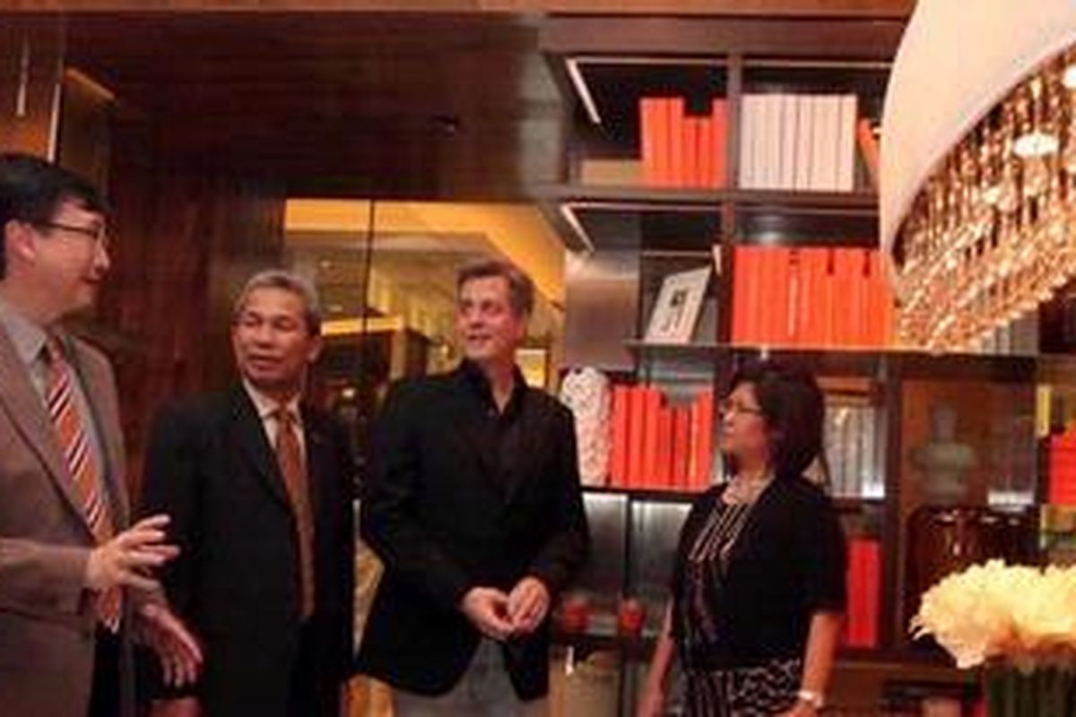 Jopy Rusli (Direktur PT Lippo Karawaci Tbk), Thomas Elliot (interior designer Kemang Village dari PAI Design), Mansyur S. Nasution (Executive Vice President Coordinator Consumer Finance Bank Mandiri), Sarastri Baskoro (Executive Vice President Consumer Loans Group Bank Mandiri) berbincang dalam acara Talkshow Power of Design yang membahas mengenai desain interior hunian apartemen yang dapat diperoleh dengan pembiayaan KPA dari Bank Mandiri.