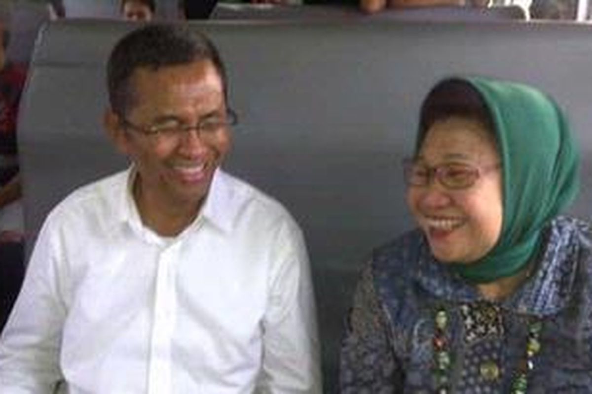 Menteri Negara BUMN Dahlan Iskan dan istrinya naik kereta ekonomi Matarmaja ke Indramayu, Sabtu (28/4/2012). Kedatangannya dalam rangka peninjauan dan panen rumput laut di Indramayu.