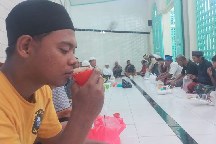 Masyarakat Semarang menikmati Kopi Arab di Masjid Layur Semarang, Kamis (21/3/2024).