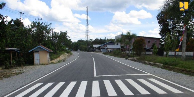 Pelebaran dan perbaikan jalan di wilayah perbatasan Entikong dengan Malaysia.