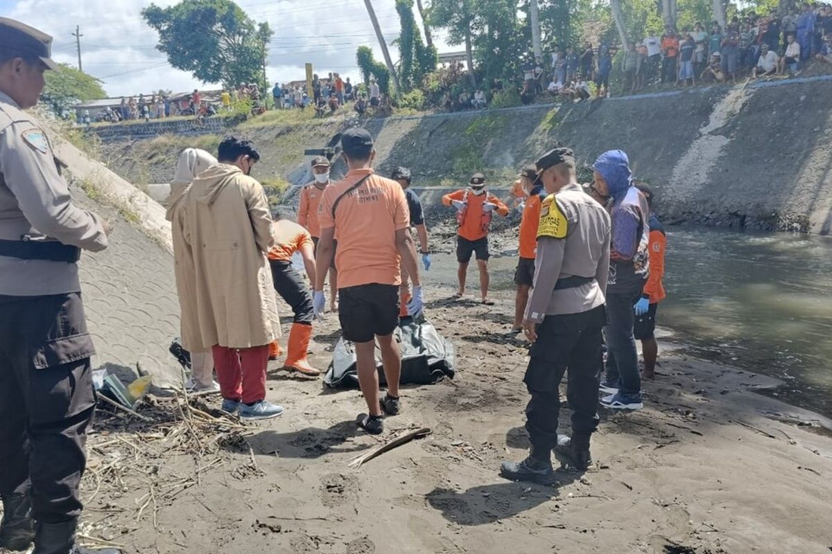 Evakuasi jenazah kecelakaan lalu lintas tunggal di di Sungai Winongo Kecil pinggir Jalan Samas, Ngepet, Srigading, Sanden, Bantul. Kamis (19/12/2024)