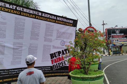 Baliho Berisi Surat Gubernur tentang Pemecatan Faida Dipasang di Depan Pendopo Bupati Jember