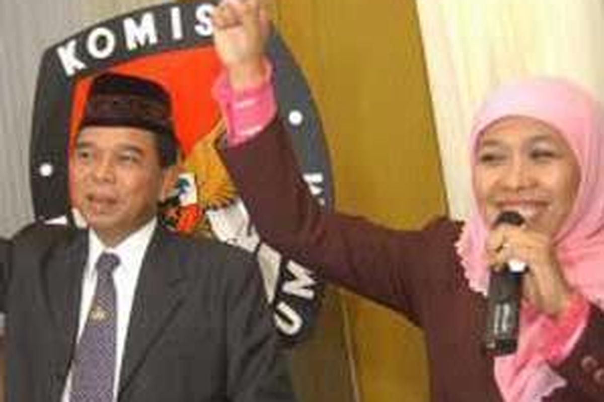 Pasangan Khofifah Indar Parawangsa dengan Mujiono, yang mencalonkan sebagai calon gubernur dan wakil gubernur Jawa Timur, menyampaikan pidato politik di sela-sela pengembalian formulir pendaftaran di Kantor Komisi Pemilihan Umum (KPU) Jawa Timur, Jumat (9/5). Mereka berdua tampil dalam Pilkada Jawa Timur dengan dukungan 12 partai politik.