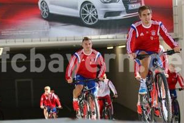 Para pemain Bayern Muenchen menjalani latihan bersepeda pada Rabu (24/9/2014).