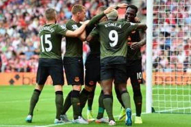 Para pemain Everton merayakan keberhasilan Romelu Lukaku mencetak gol ke gawang Southampton, Sabtu (15/8/2015). 