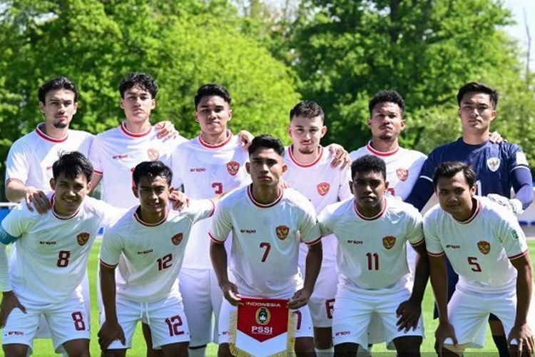 Timnas U23 Indonesia berpose sebelum laga kontra Guinea dalam playoff Olimpiade 2024 di Clairefontaine, Perancis, pada 9 Mei 2024.