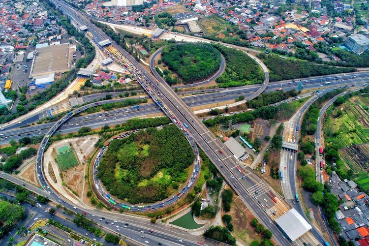 PT Nusantara Infrastructure Tbk (kode emiten: META) menerapkan smart infrastructure dan digitalisasi dalam pengelolaan proyek jalan tol mereka. 
