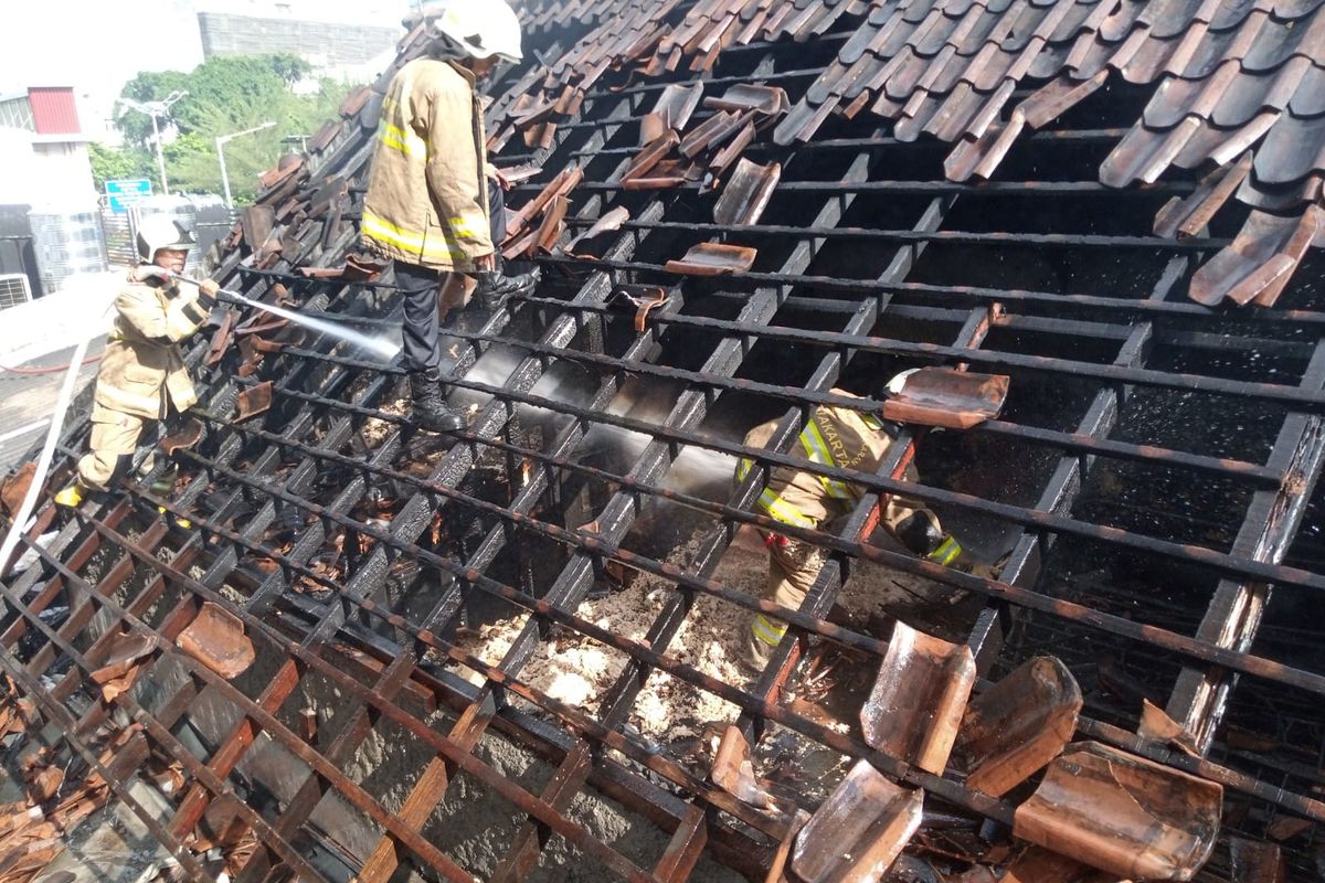 Rumah makan Warteg Kharisma Bahari terbakar diduga akibat korsleting listrik di Jalan Salemba Raya, Senen, Jakarta Pusat, Selasa (6/9/2022).