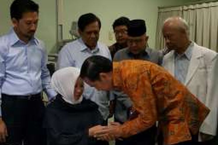 Presiden Joko Widodo menemui keluarga mendiang Gubernur Kepulauan Riau Muhammad Sani, Jumat (8/4), di RS Abdi Waluyo, Jakarta. Sani meninggal di Jakarta pada Jumat sore

foto kiriman humas provinsi kepri