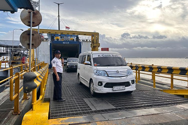 Antrean panjang di lintas Ketapang-Gilimanuk terjadi karena volume kendaraan yang tinggi dan gangguan cuaca. 