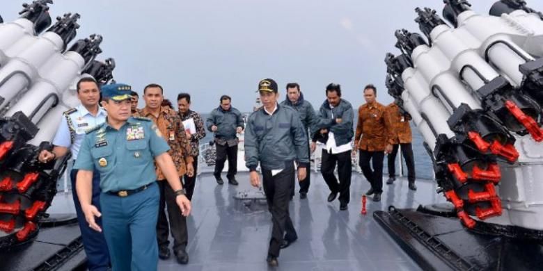 Presiden Joko Widodo mengunjungi perairan Natuna, Kepulauan Riau, Kamis (23/6). Presiden bersama rombongan mendarat di Lanud Ranai di Pulau Natuna, kemudian menggunakan KAL Sengiap II.4.55 menuju KRI Imam Bonjol-383 untuk melakukan peninjauan dan rapat terbatas bersama sejumlah menteri. KRI Imam Bonjol merupakan kapal perang yang pekan lalu menembak kapal nelayan Tiongkok di perairan Natuna.