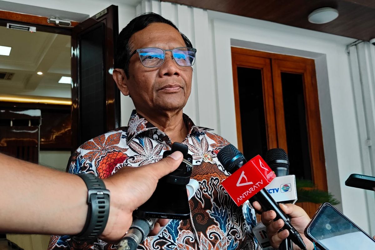 Calon wakil presiden (cawapres) nomor urut 3 Mahfud MD ditemui di Kantor Kemenko Polhukam, Jakarta, Selasa (9/1/2024).