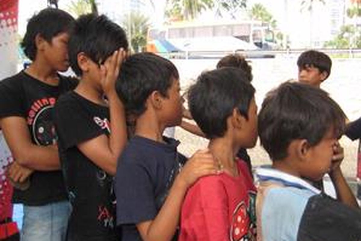 Anak-anak jalanan sedang bermain kata berantai 'makna narkoba' di Grogol, Jakarta Barat, Senin (3/8)