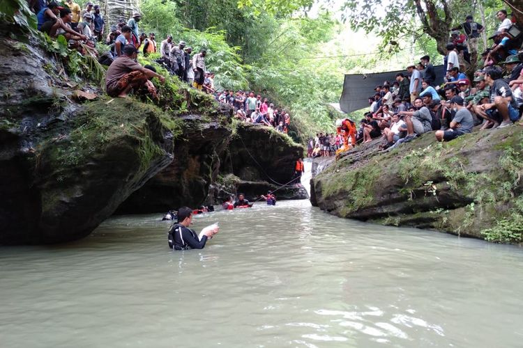 Tim SAR mencari kakak beradik yang dilaporkan tenggelam saat berenang di Sungai Yeh Mekecir, Banjar Sekar Pancasari, Desa Mendoyo Dauh Tukad, Jembrana, Jumat (1/1/2021) kemarin. 