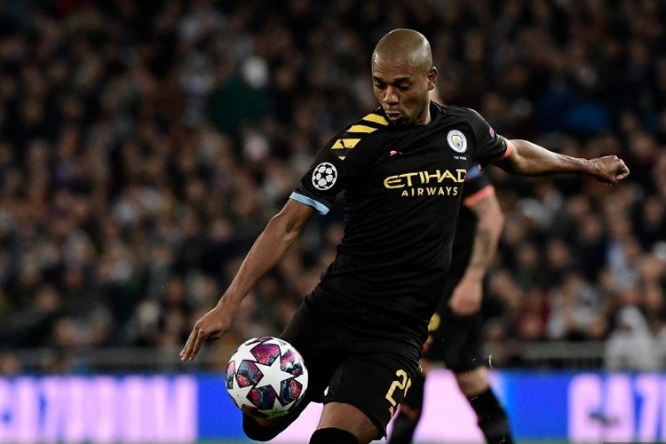 Pemain tengah Manchester City asal Brasil, Fernandinho melakukan tembakan bola selama pertandingan leg pertama babak 16 besar Liga Champions UEFA antara Real Madrid CF dan Manchester City di stadion Santiago Bernabeu di Madrid pada 26 Februari 2020.