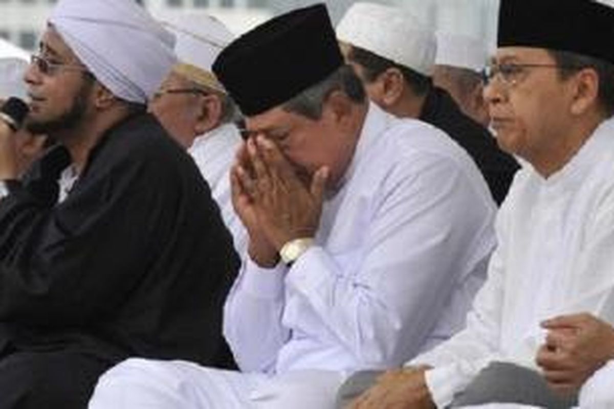 Habib Munzir bin Fuad Al-Musawa, pimpinan Majelis Rasulullah, meninggal pada Minggu (15/9/2013). Ini adalah gambar yang diambil pada 15 Februari 2013, ketika Munzir (paling kiri, berbaju hitam), berdampingan dengan Presiden Susilo Bambang Yudhoyono dan Wakil Presiden Boediono dalam acara peringatan Maulid Nabi, di lapangan Monas.