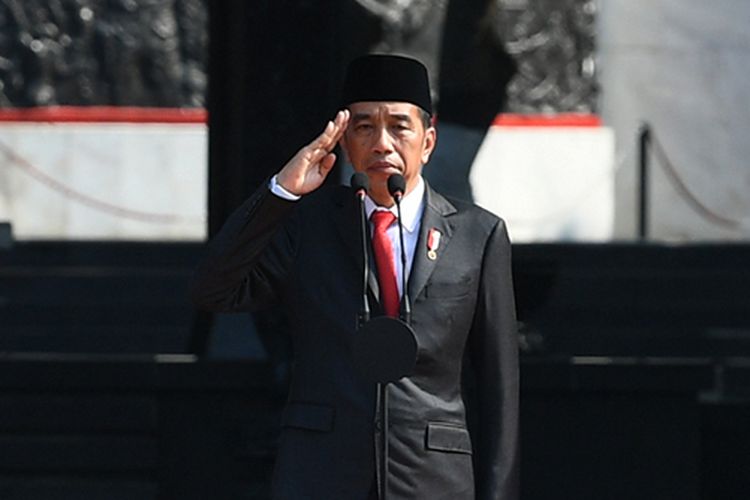 Presiden Joko Widodo memberi hormat saat memimpin upacara peringatan Hari Kesaktian Pancasila di Monumen Pancasila, Jakarta, Selasa (1/10/2019). Peringatan Hari Kesaktian Pancasila 2019 mengangkat tema Pancasila sebagai Dasar Penguatan Karakter Bangsa Menuju Indonesia Maju dan Bahagia.