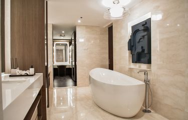 Qorqinchli porno filmlarni onlayn tomosha qiling tort oyoqda juda oriq yalangoch ayollar