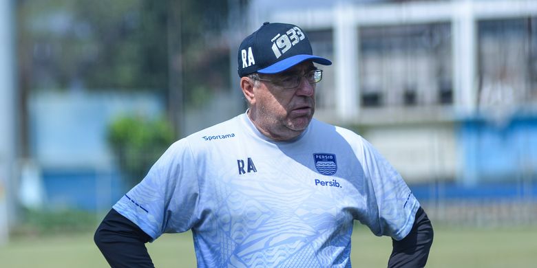 Robert Rene Alberts saat memipin latihan Persib di Stadion Persib, Sidolig, Bandung, Selasa (2/8/2022) usai kalah dari Madura United. Terkini, Robert Rene Alberts menyatakan mundur dari kursi kepelatihan Persib Bandung pada Rabu (10/8/2022).