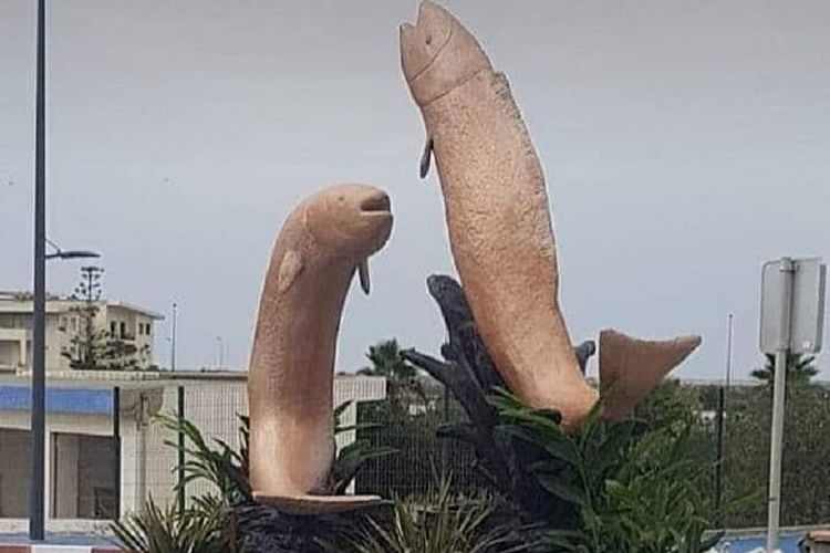 Dua patung ikan di Mehdia, Maroko, sebelum dihancurkan. Patung itu menuai protes warga setempat karena dianggap porno dan mirip penis.