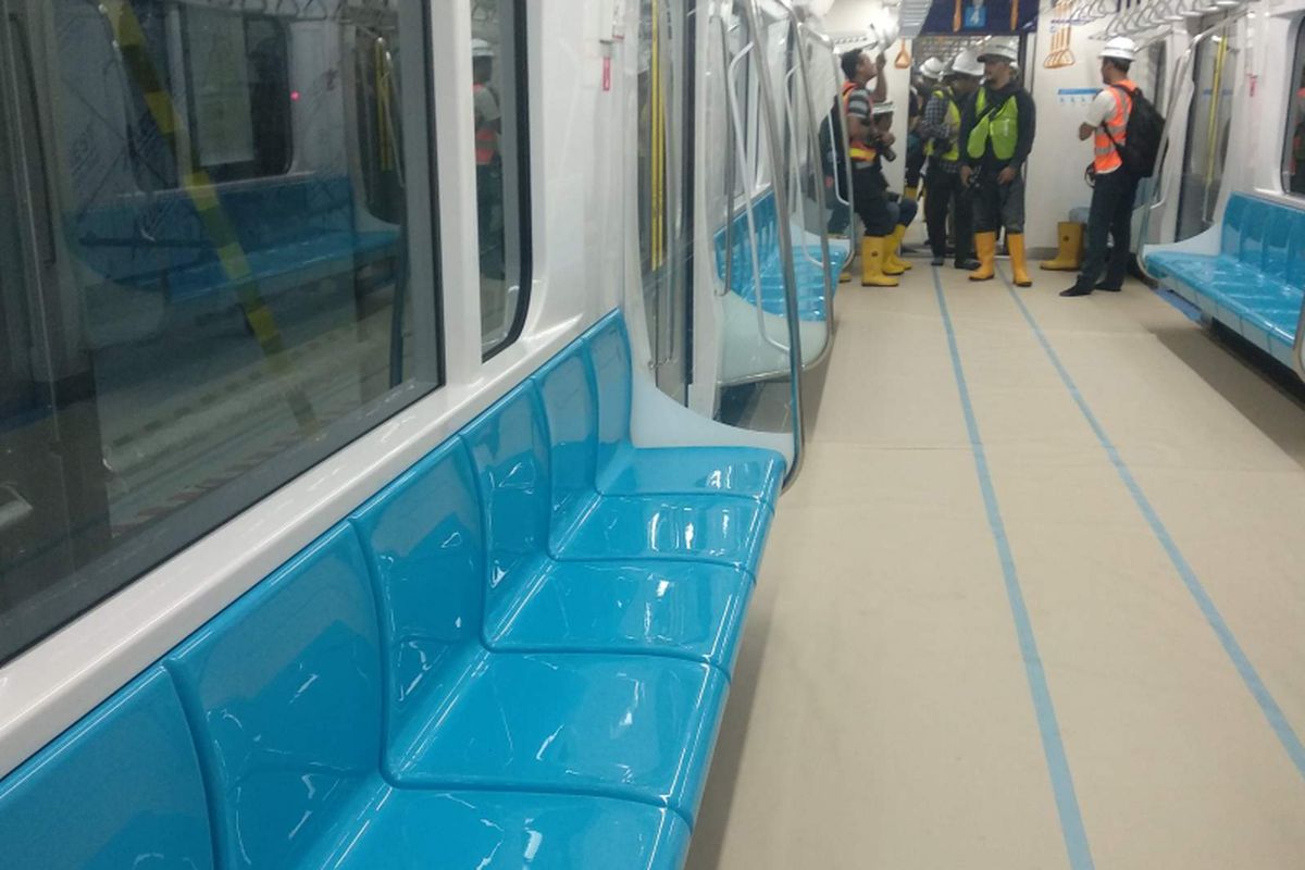 Bagian dalam kereta moda raya terpadu (MRT).