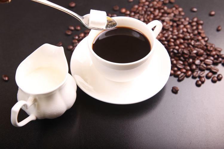 Ilustrasi kopi dengan gula. Kopi diduga dapat memperparah jerawat, apalagi jika kita menambahkan gula ke dalamnya.