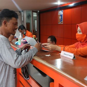 Masyarakat sudah bisa mencairkan bansos BPNT mulai Desember 2024 melalui Himbara atau PT Pos. Berikut link dan cara mengeceknya.