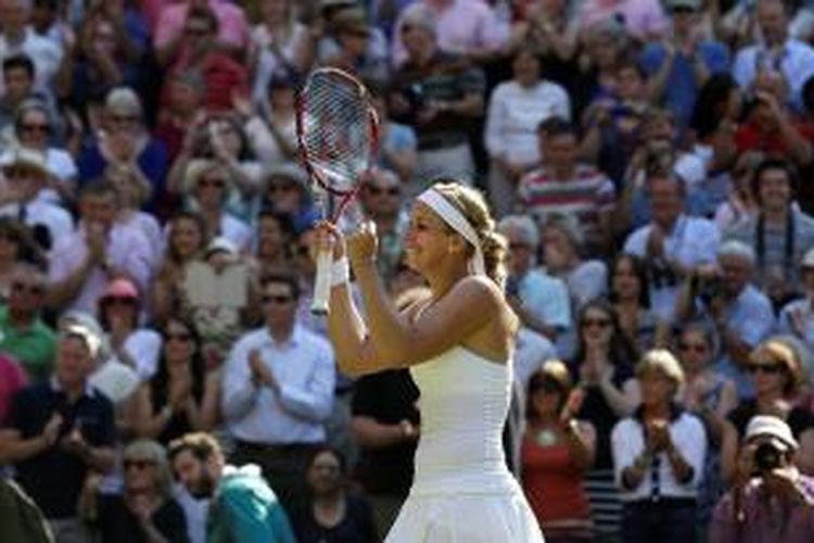 Petenis Jerman, Sabine Lisicki tersenyum merayakan kemenangannya atas Agnieszka Radwanska dari Polandia, saat bertemu di semifinal turnamen Grand Slam Wimbledon, Kamis (4/7/2013).