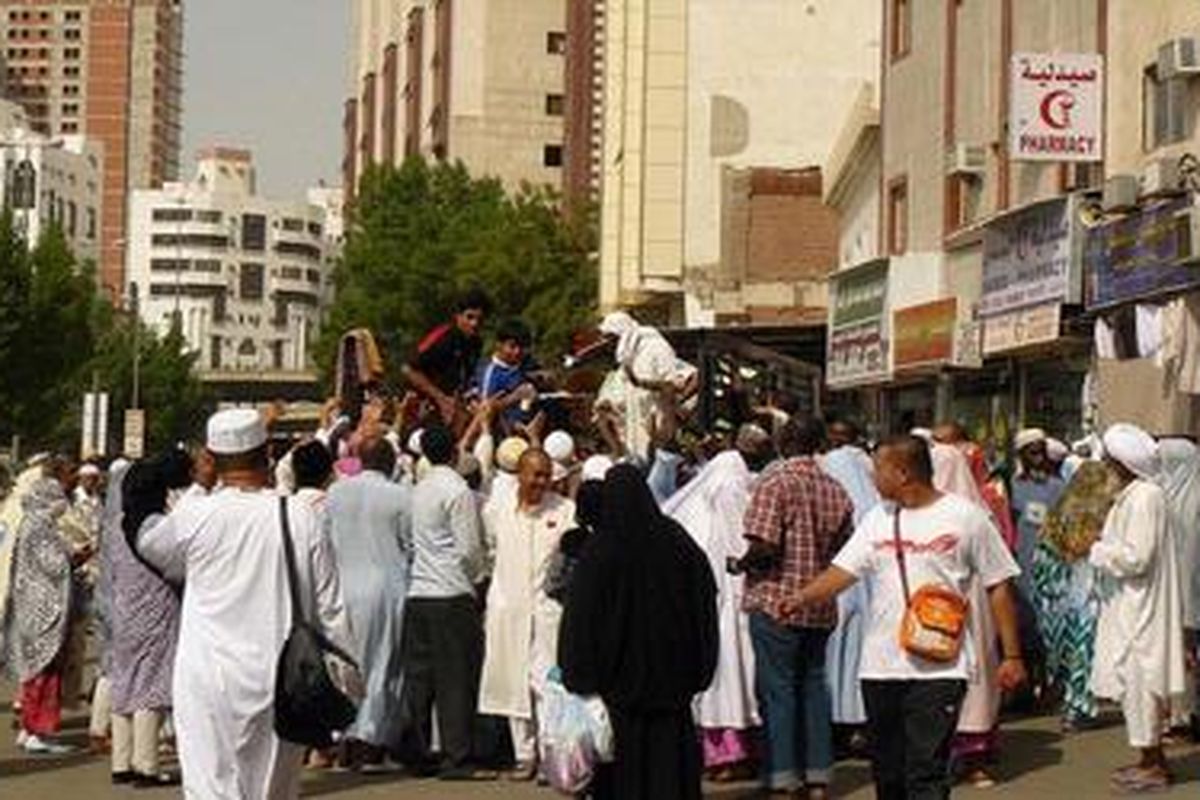   Jelang wukuf di Arafah, Arab Saudi, 25 Oktober  nanti, masyarakat seperti berlomba memberi beragam bantuan kepada pendatang dan jemaah haji, seperti terekam  Senin (21/10/2012) siang di kota Mekkah. Mulai pagi hingga malam hari ada saja yang membagikan bantuan semacam ini, mulai dari kurma, nasi dan lauk pauk, biskuit atau kue kering hingga air mineral, dan jus kotak.