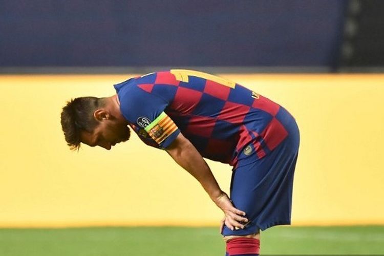 Penyerang Barcelona, Lionel Messi, tertunduk setelah dikalahkan Bayern Muenchen 2-8 pada perempat final Liga Champions 2019-2020.