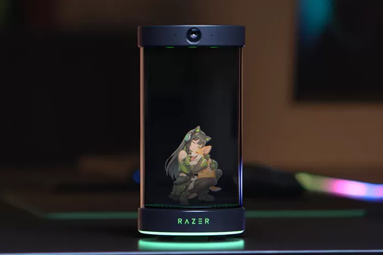 Razer Ava yang tampak terhibur dengan Ava Mini dan memeluknya.