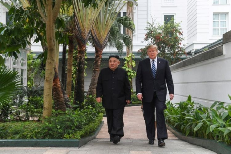 Pemimpin Korea Utara Kim Jong Un dan Presiden Amerika Serikat Donald Trump berjalan di Hotel Metropole Hanoi, Vietnam, dalam pertemuan kedua mereka.