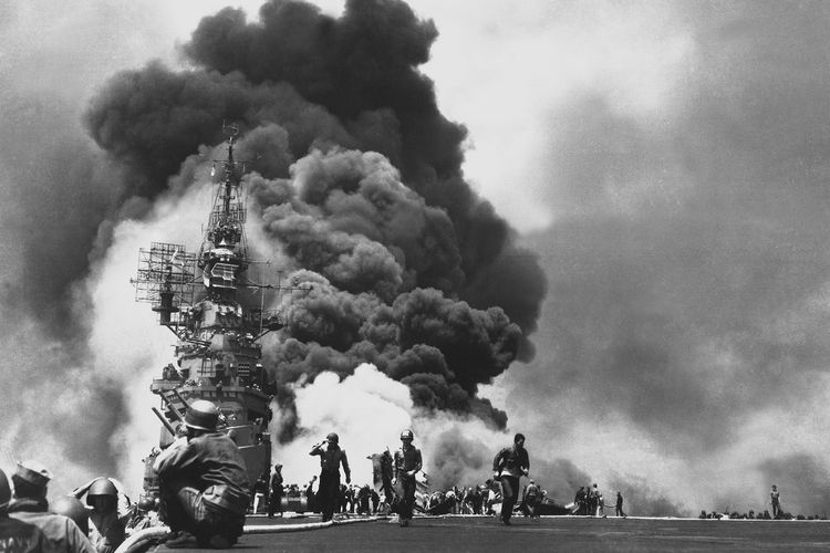 USS Bunker Hill terbakar setelah diserang oleh dua kapal Kamikaze Jepang