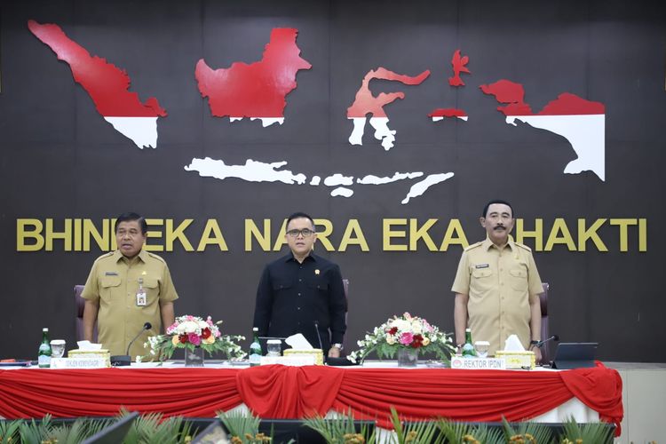 Menpan-RB Abdullah Azwar Anas saat bertemu dengan para guru besar dan rektor Kampus IPDN, di Jakarta, Selasa (27/2/2024).
