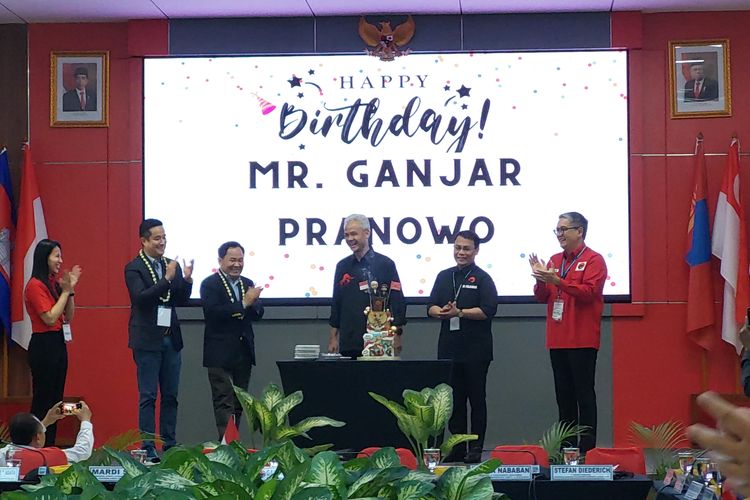 Bakal calon presiden Ganjar Pranowo mendapat ucapan selamat ulang tahun saat menghadiri pertemuan Council of Asian Liberals and Democrats di Sekolah Partai PDI-P, Jakarta, Sabtu (28/10/2023).