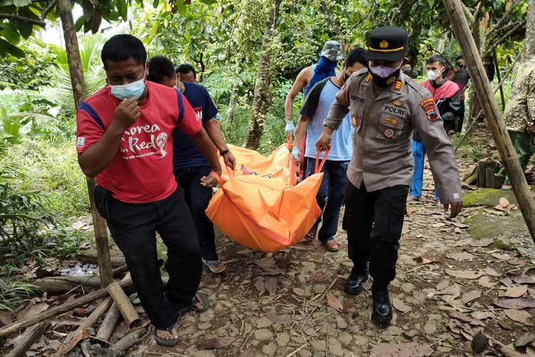 EVAKUASI--Tim gabungan mengevakuasi jasad Slamet (58) seorang petani ditemukan tewas tenggelam di sebuah kolam ikan lele di Dusun Gendungan, Desa Tawangrejo,  Kecamatan Jatipurno, Kabupaten Wonogiri, Minggu (20/2/2022) pagi.