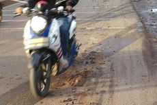 Waspadai Ruas Jalan Raya Bogor yang Licin karena Tanah dan Batu 