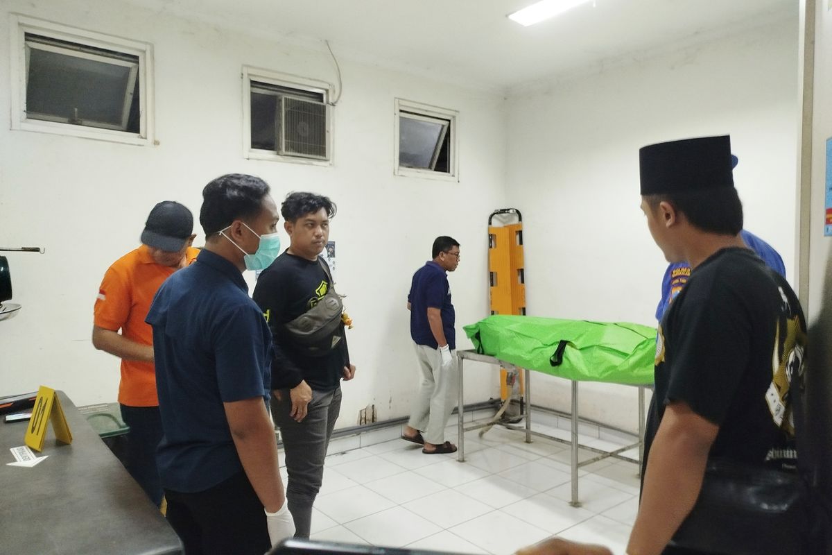 dr Edy Suharto (celana putih) saat mengecek mayat yang ditemukan di perairan Kecamatan Modung, Kabupaten Bangkalan, Kamis (17/7/2025). 