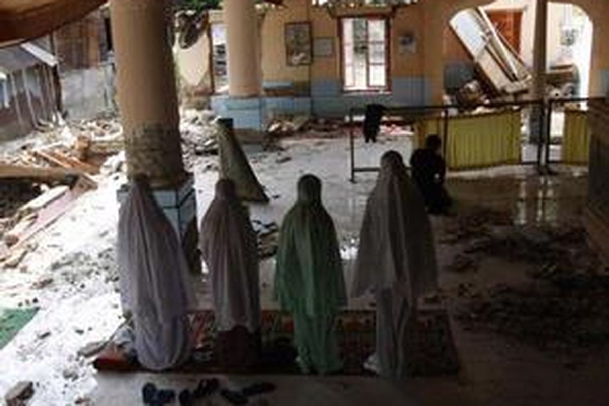 Sejumlah warga terpaksa shalat di bangunan Masjid Raya Istiqamah, Kudu Ganting, Kecamatan V Koto Timur, Kabupaten Padang Pariaman, Sumatera Barat, Minggu (4/10) yang rusak berat akibat gempa. 